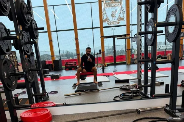 محمد صلاح يجلس وحيداً في صالة تدريبات ليفربول اليوم (حساب اللاعب على إنستغرام) 