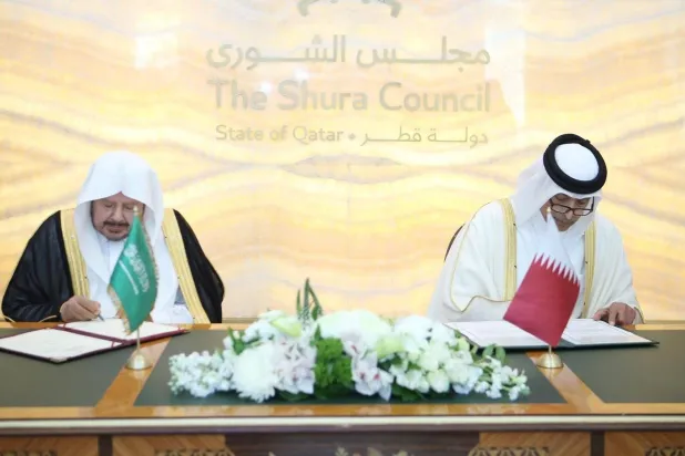 رئيس مجلس الشورى السعودي الدكتور عبد الله آل الشيخ ونظيره القطري حسن الغانم يوقعان مذكرة التفاهم (واس)