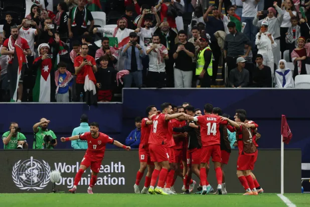 فرحة لاعبي الأردن بالفوز الكبير على مصر (رويترز)