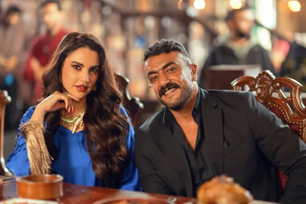 أحمد العوضي ودرة من كواليس مسلسله الرمضاني القادم «علي كلاي» (حسابه على موقع فيسبوك) 