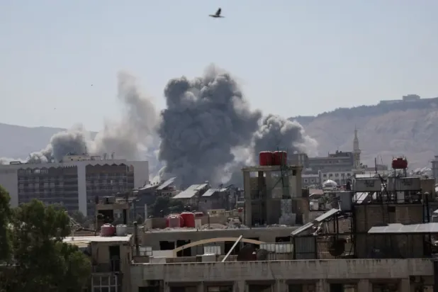 İsrail'in geçtiğimiz yaz Şam'a düzenlediği hava saldırıları sonrasında yükselen dumanlar (Reuters)