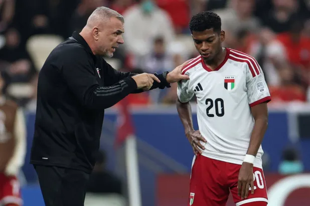 الروماني كوزمين أولاريو المدير الفني لمنتخب الإمارات (رويترز)