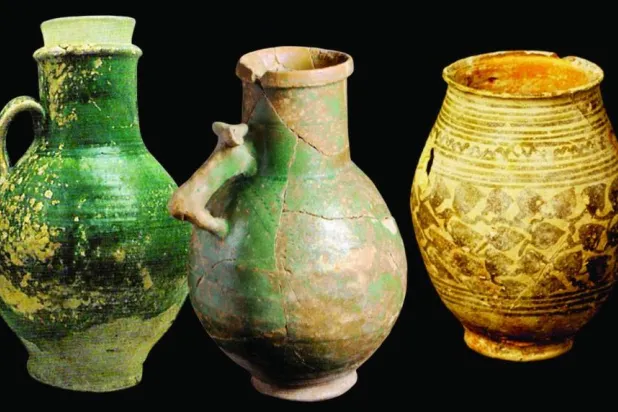 قطع فخارية من محفوظات متحف البحرين الوطني بالمنامة مصدرها موقع مدافن دار كليب في المحافظة الشمالية