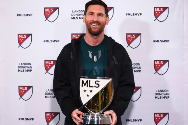 النجم الأرجنتيني ليونيل ميسي يحمل جائزة الأفضل في الدوري الأميركي (إ.ب.أ)