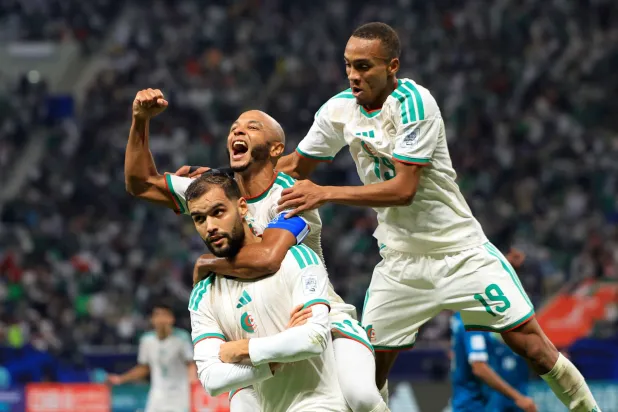 فرحة لاعبي الجزائر بالفوز على العراق (رويترز)