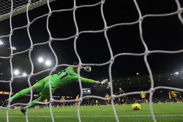 فرنانديز يسجل هدفه الثاني من رباعية يونايتد من ركلة جزاء في شباك ولفرهامبتون (ا ف ب)