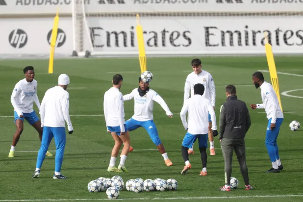 لاعبو ريال مدريد خلال التدريب الأخير قبل مواجهة سيتي الصعبة اليوم (ا ف ب)