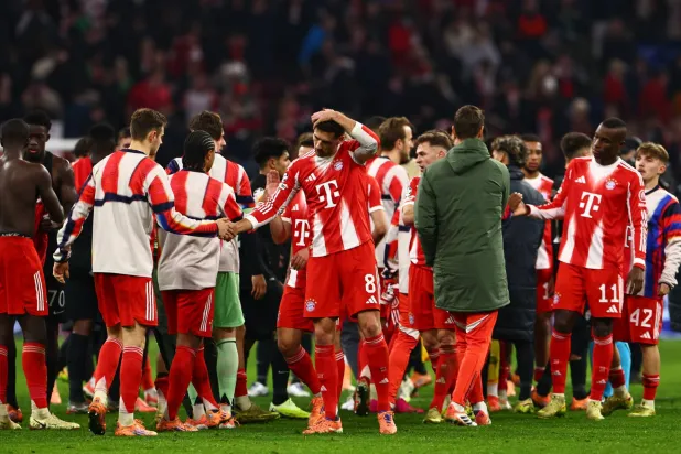 احتفالية لاعبي بايرن ميونيخ بعد الفوز على سبورتنغ (إ.ب.أ)