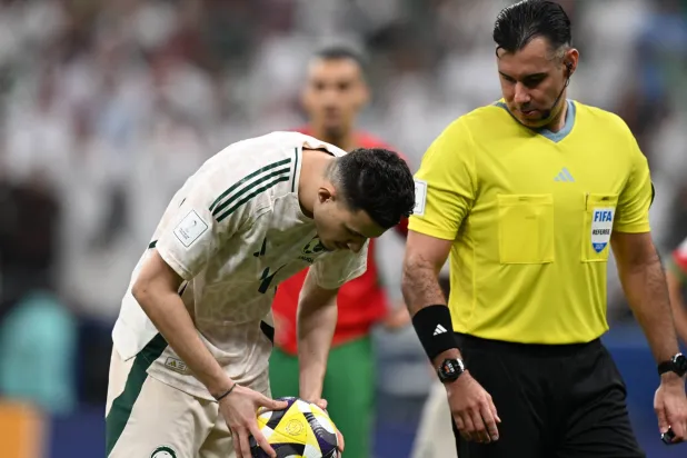 عبد الله الحمدان أهدر ضربة الجزاء بطريقة أغضبت الجماهير السعودية (سعد العنزي)