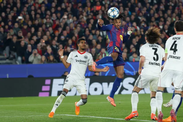 الفرنسي جولز كوندي سجل براسه مرتين في مرمى فرانكفورت (أ.ب)