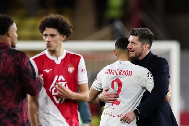 احتفالية لاعبي موناكو مع مدربهم بوكونولي بالفوز على غلاطة سراي (أ.ف.ب)