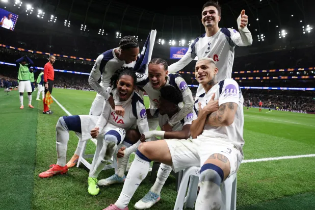 احتفالية لاعبي توتنهام بهدف قدوس من ركلة جزاء (رويترز)