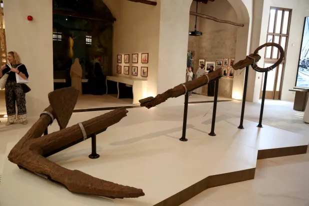 هلب من سفينة غارقة في البحر الأحمر في مقدمة العرض (تصوير: غازي مهدي)