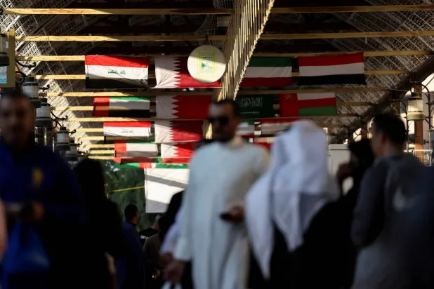 أعلام دول مجلس التعاون الخليجي معلقة في سوق المباركية بمدينة الكويت (رويترز)