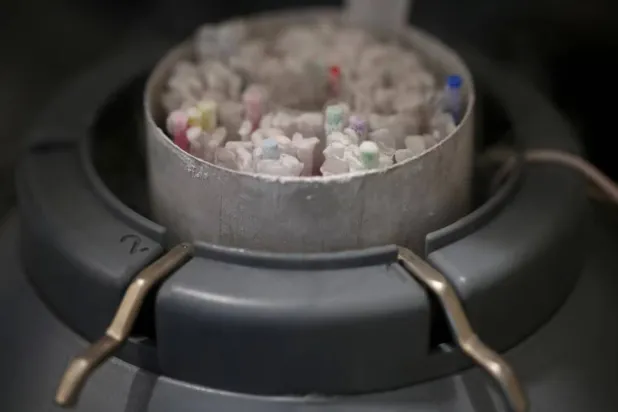 قوارير مجمدة من الحيوانات المنوية محفوظة في حاوية مبردة بمحلول نيتروجيني في مختبر (أرشيفية - رويترز)