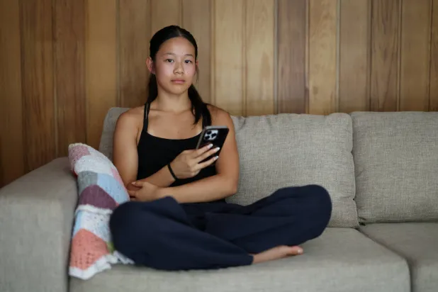 امتلاك هواتف ذكية في مرحلة المراهقة المبكرة يرتبط باحتمالات أعلى للإصابة بالاكتئاب والسمنة (رويترز)