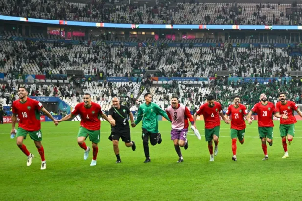 فرحة لاعبي منتخب المغرب بعد الفوز على المنتخب السعودي في المواجهة الأخيرة (أ.ف.ب)