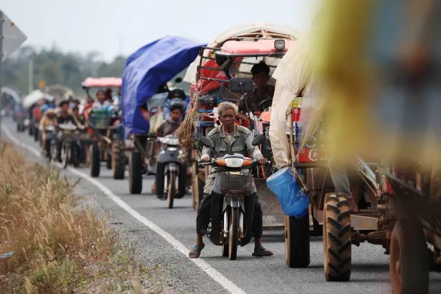 Vehicles carrying people who evacuate, amid deadly clashes between Thailand and Cambodia along a disputed border area, wait in a long line to get into a refugee camp in Chong Kal, Oddar Meanchey Province, Cambodia, December 10, 2025. (Reuters)