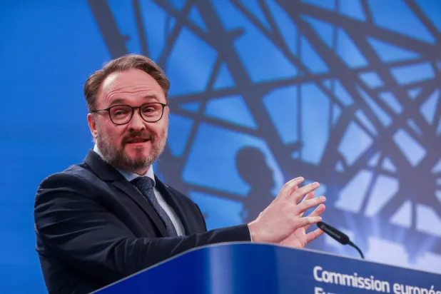 المفوض الأوروبي لشؤون الطاقة والإسكان دان يورغنسن يتحدث بمؤتمر صحافي في بروكسل (إ.ب.أ)