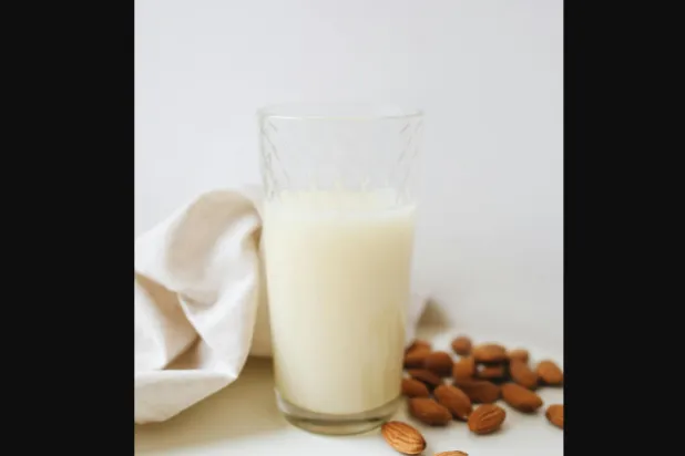 حليب اللوز يُعدّ سهل الهضم لمعظم الناس (بيكسلز)