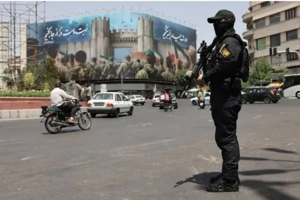 Tahran'da bir güvenlik görevlisi (Arşiv- Reuters)