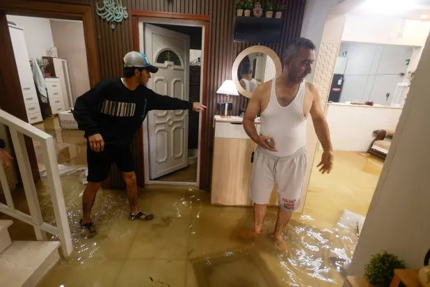 منزل غمرته السيول في النجف الأربعاء (رويترز)