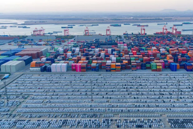 آلاف الحاويات المعدة للتصدير في ميناء نانجينغ شرق الصين (أ.ف.ب)