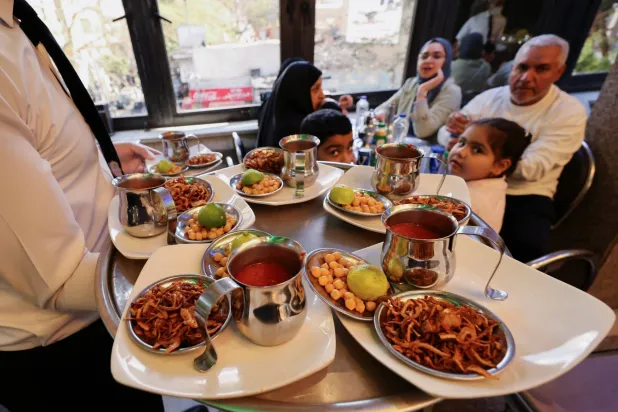 أسرة مصرية في مطعم لـ«الكشري» بالعاصمة القاهرة (رويترز)