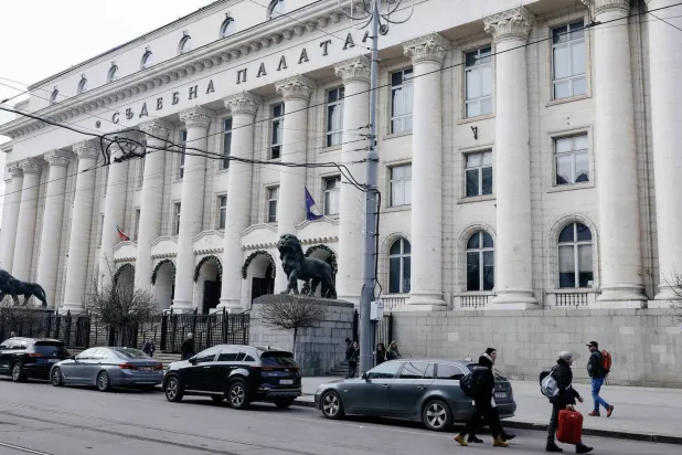 يمر الناس أمام محكمة مدينة صوفيا حيث تُعقد جلسة استماع لتسليم إيغور غريتشوشكين وهو مواطن روسي والمالك المزعوم لسفينة الشحن «إم في روسوس» في بلغاريا (إ.ب.أ)