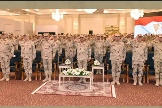 القائد العام للقوات المسلحة المصرية يلتقي عدداً من قوات حرس الحدود (المتحدث العسكري المصري)