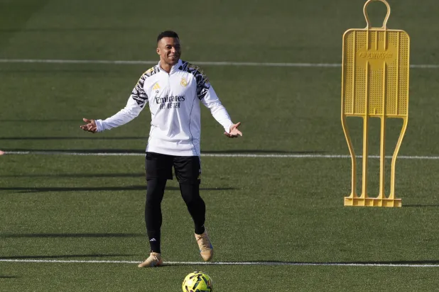 مبابي خلال التدريبات (إ.ب.أ)