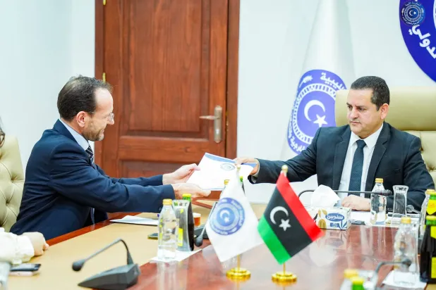 الحويج خلال لقائه قنصل اليونان في بنغازي (حكومة الاستقرار)