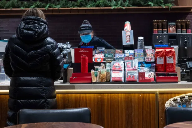 مقهى «ستاربكس» في مانهاتن (أ.ف.ب)