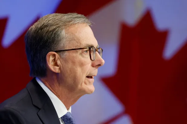 محافظ بنك كندا تيف ماكليم في مؤتمر صحافي في سبتمبر الماضي (رويترز)