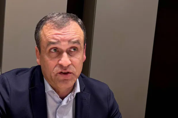 الرئيس التنفيذي لمجموعة الطاقة المجرية «إم في إم» كارولي ماتراي يتحدث إلى «رويترز» (رويترز)