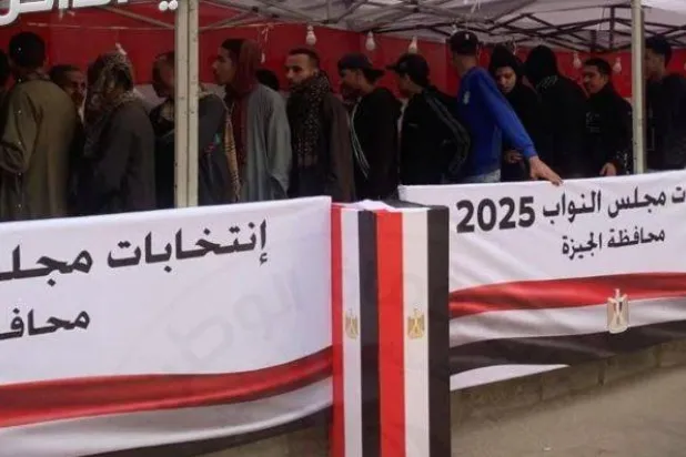 مصريون أمام أحد المراكز الاقتراع في الانتخابات البرلمانية (حزب حماة الوطن)