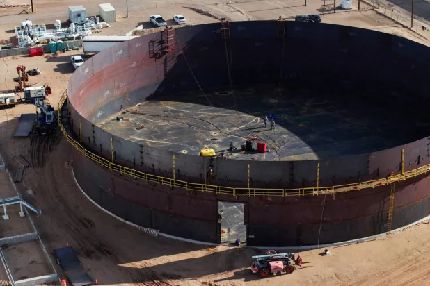 لقطة جوية تُظهر بناء خزان نفط خام في ميدلاند، تكساس (رويترز)