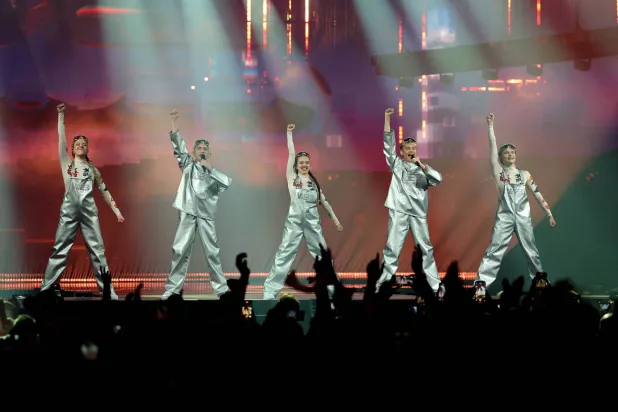 فرقة تمثل آيسلندا تؤدي أغنية خلال النهائي الكبير لمسابقة الأغنية الأوروبية 2025 في بازل (رويترز)