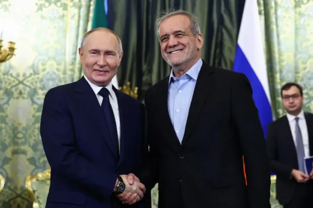 Rusya Devlet Başkanı Vladimir Putin (solda), Moskova'daki görüşmeleri sırasında İranlı mevkidaşı Mesud Pezeşkiyan ile (Reuters)