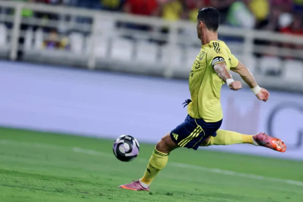 رونالدو يسدد الكرة في شباك الوحدة (نادي النصر)