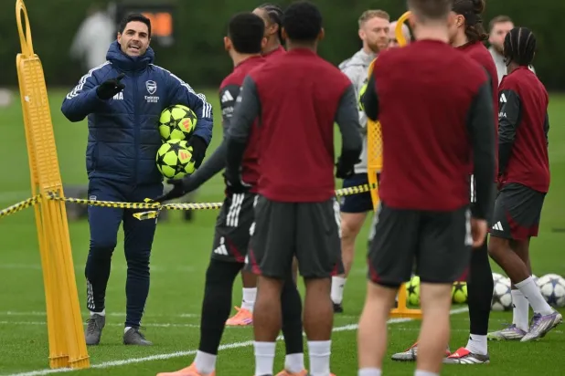 أرتيتا مدرب أرسنال يوجه لاعبيه ومطالبا بالثبات في اللحظات الصعبة قبل نهاية 2025 (ا ف ب)