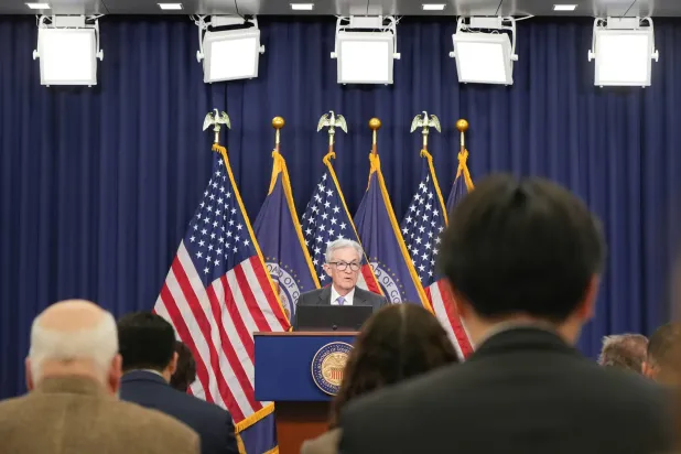 باول في مؤتمره الصحافي بعد قرار اللجنة الفيدرالية (أ.ب)