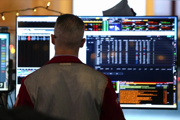 متداول يعمل على مكتبه في بورصة نيويورك (أ.ف.ب) 