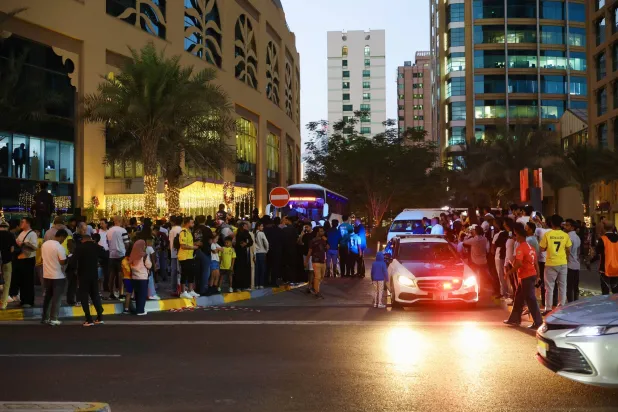 جماهير تتحلق حول مقر إقامة بعثة النصر في أبو ظبي (نادي النصر)