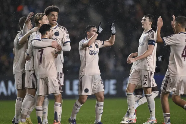 لاعبو أياكس يحتفلون بأحد أهدافهم في المباراة (إ.ب.أ)