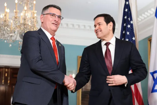 Marco Rubio ve İsrailli mevkidaşı Gideon Saar, Washington'daki ABD Dışişleri Bakanlığı merkezinde (AFP)