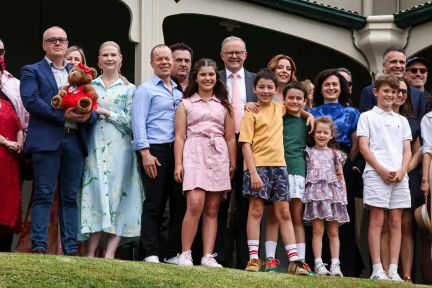 Albanese'nin 10 Aralık'ta Sidney'de çocuklarının sosyal medya kullanımından etkilenen ebeveynlerle yaptığı görüşmeden, (AFP)