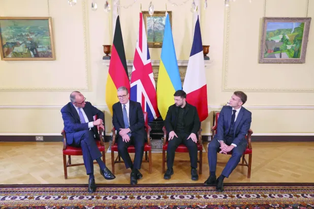 Londra'daki "10 Downing Street"te Ukrayna Cumhurbaşkanı ile görüşmelerinin başlamasından önce "Avrupa Troikası" liderleri (AFP
