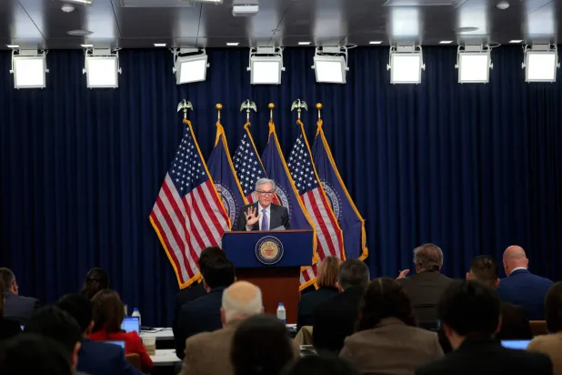 رئيس الاحتياطي الفيدرالي جيروم باول في مؤتمر صحافي عقب اجتماع لجنة السوق المفتوحة (أ.ف.ب)