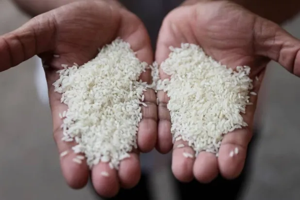 الأرز الأبيض يخضع لعمليات طحن وتلميع إضافية (رويترز)